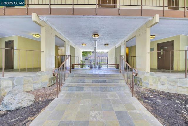 1087 Murrieta Blvd, Livermore CA: https://media.crmls.org/mediaz/44608809-78f9-4a38-bdf2-65f6e1170276.jpg