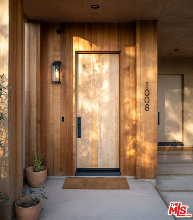 1008 Oakwood Avenue, Venice CA: https://media.crmls.org/mediaz/44622f41-1502-4a8b-8196-7b095273a8c4.jpg