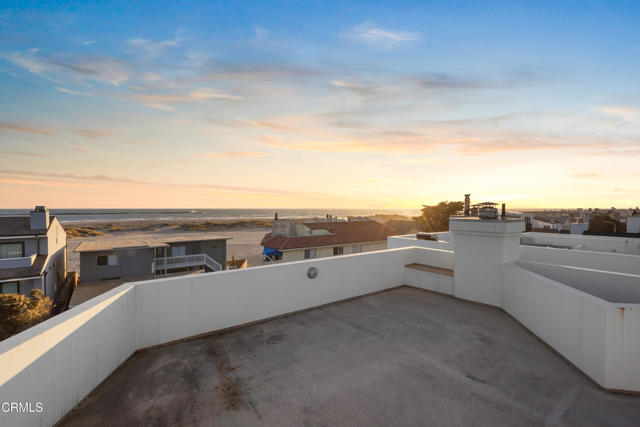 3300 Ocean Drive, Oxnard CA: https://media.crmls.org/mediaz/4462e464-2b19-4719-9393-7bbae105683d.jpg
