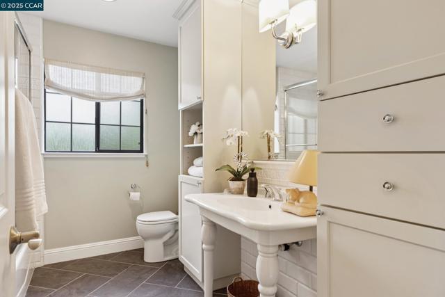 3081 Walnut Blvd, Walnut Creek CA: https://media.crmls.org/mediaz/44632744-b634-4662-a7e1-746332503500.jpg