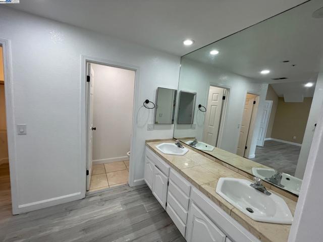 706 Widgeon St, Foster City CA: https://media.crmls.org/mediaz/4464d5f4-3852-4bf0-856f-35fb57d72ba3.jpg