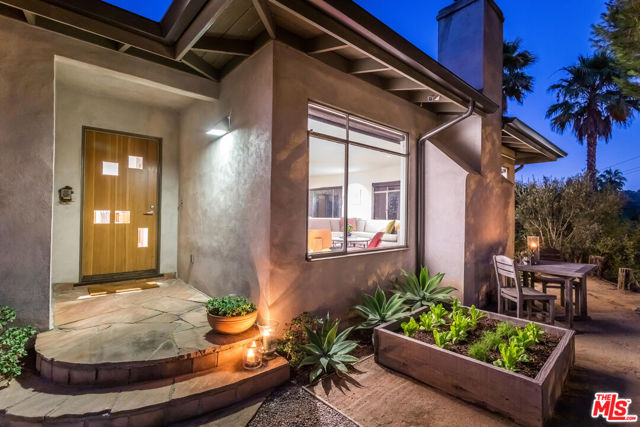 8631 Allenwood Road, Los Angeles CA: https://media.crmls.org/mediaz/44658654-8e42-4bfe-8a1b-b56f6891d3a8.jpg