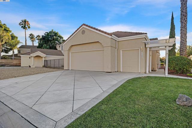 2380 Wayfarer Dr, Discovery Bay CA: https://media.crmls.org/mediaz/4465fe12-811f-4ed6-b8f4-4d6742e0e283.jpg