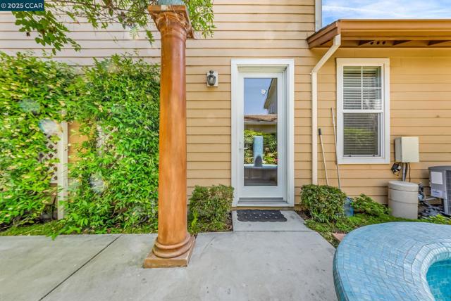 630 Oscar St, Vallejo CA: https://media.crmls.org/mediaz/44660ec2-506e-47ee-b60b-a0a87d9663ef.jpg
