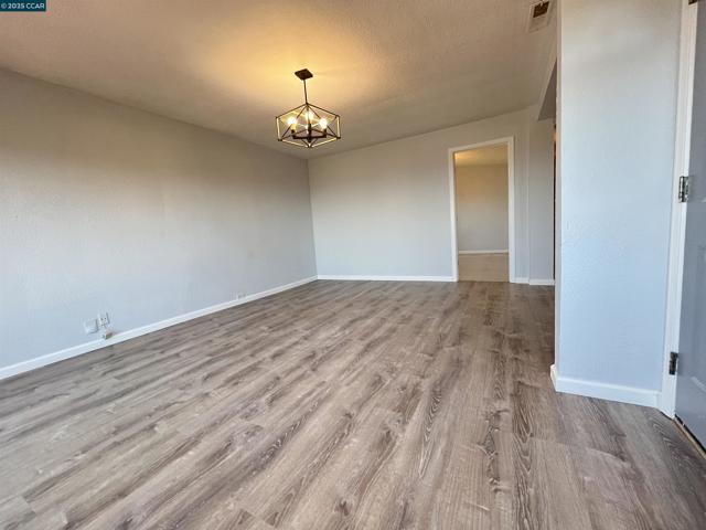 7618 Sunkist Dr, Oakland CA: https://media.crmls.org/mediaz/44673844-bfce-4c6a-90e0-f554eab28b51.jpg
