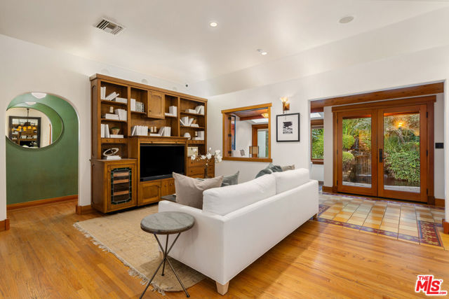 5045 Oakdale Avenue, Woodland Hills CA: https://media.crmls.org/mediaz/446772b3-fa74-42be-b71d-6069926c4628.jpg