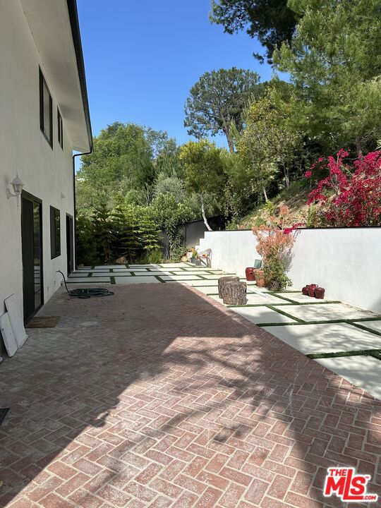 9781 Blantyre Drive, Beverly Hills CA: https://media.crmls.org/mediaz/4467c214-8a2c-432b-8006-aadbede7c485.jpg