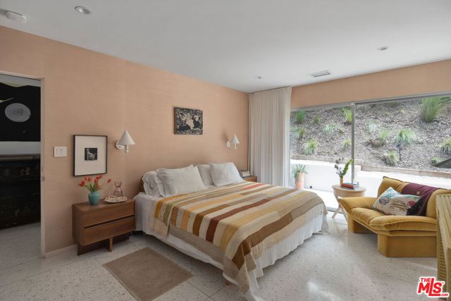 11513 Dona Cecilia Drive, Studio City CA: https://media.crmls.org/mediaz/4467c9fe-85a6-4c93-bbdd-e3ac5084c94d.jpg