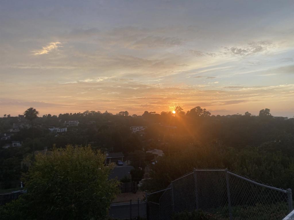 https://media.crmls.org/mediaz/4468b844-30d7-4dd8-bb52-221bc6769791.jpg?preset=X-Large