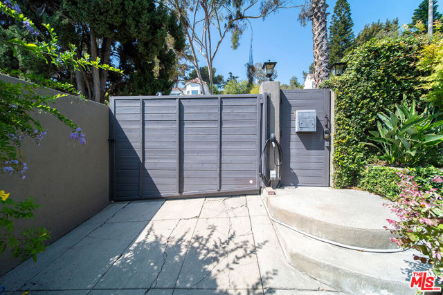 6626 Cahuenga Terrace, Los Angeles CA: https://media.crmls.org/mediaz/4469b1bf-e44a-4578-844e-6132ca0f23c9.jpg