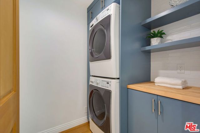 3558 S Muirfield Road, Los Angeles CA: https://media.crmls.org/mediaz/4469fc65-2069-4766-8b52-0b094482ac1c.jpg