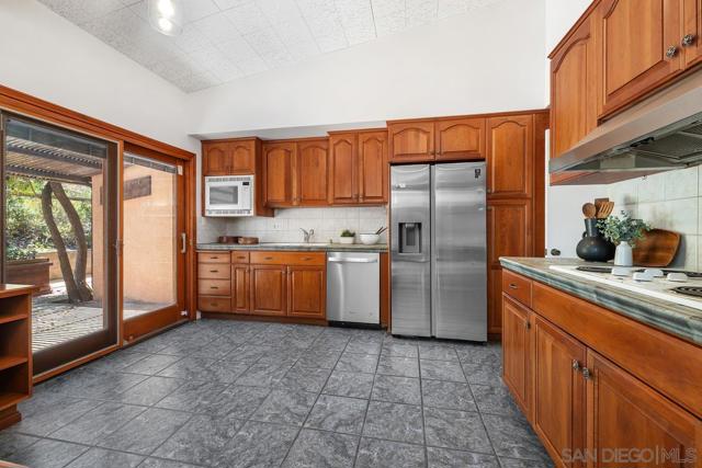 8402 Sugarman Dr, La Jolla CA: https://media.crmls.org/mediaz/446bcf60-5487-4f22-887c-446077227aea.jpg