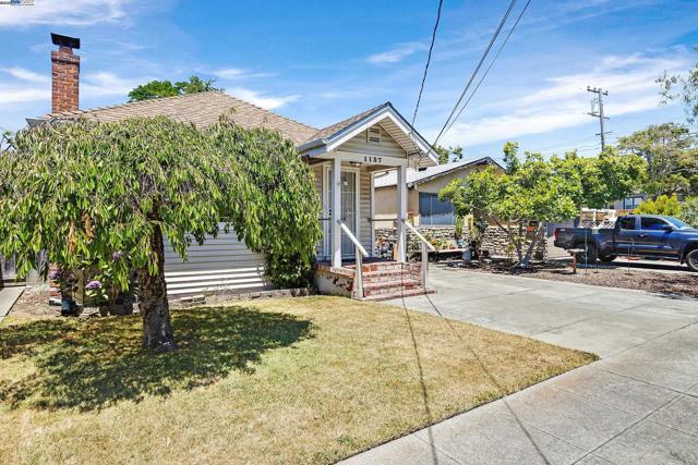 1137 Post St, Alameda CA: https://media.crmls.org/mediaz/446cdfb9-c3c8-44e6-9b32-46e7a67718d7.jpg