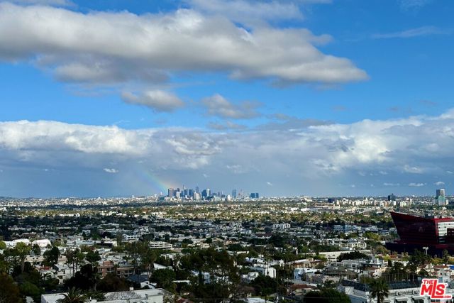 999 N Doheny Drive, West Hollywood CA: https://media.crmls.org/mediaz/446d286b-03e9-4d0d-8a38-e88ab32a7992.jpg