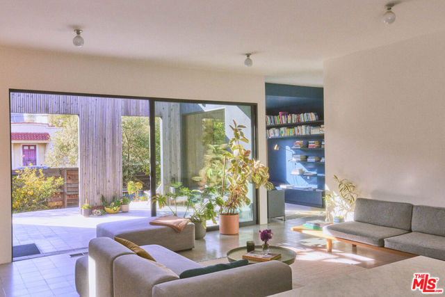 906 Superba Avenue, Venice CA: https://media.crmls.org/mediaz/446dc004-5247-4245-8459-e361738cfa12.jpg