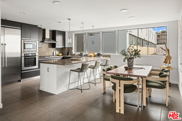 310 Washington Boulevard, Marina del Rey CA: https://media.crmls.org/mediaz/446eb928-2eab-40ae-b9a0-e8d0f35c4164.jpg