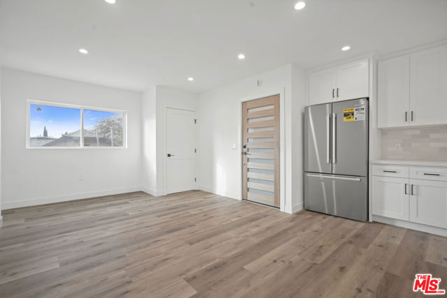 2808 S Cloverdale Avenue, Los Angeles CA: https://media.crmls.org/mediaz/44706771-6917-476c-80da-4889ebcf9ccc.jpg