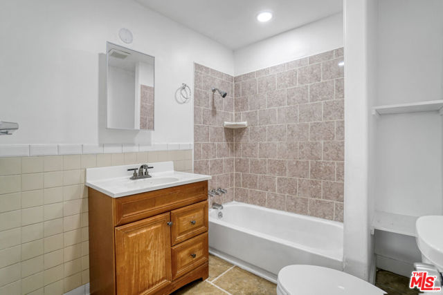 120 N Avenue 25, Los Angeles CA: https://media.crmls.org/mediaz/4470a66c-a614-4d24-8fe2-a9b47dc66f64.jpg