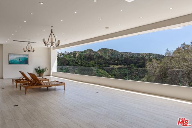 2571 Wallingford Drive, Beverly Hills CA: https://media.crmls.org/mediaz/4471393c-ea6d-4518-933d-892e714ea485.jpg