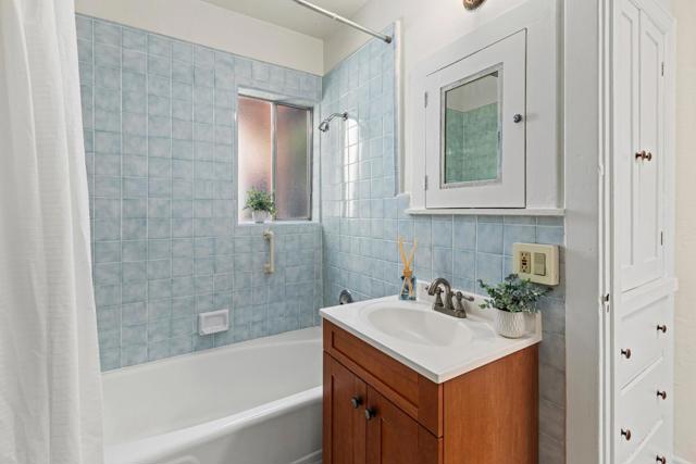 212 Gilbert Avenue, Menlo Park CA: https://media.crmls.org/mediaz/4471b53a-caf5-4a54-b6b0-54a356262814.jpg