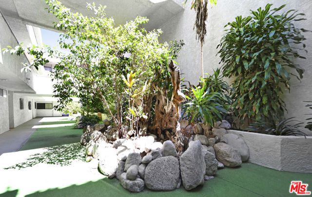 630 N Grand Avenue, Los Angeles CA: https://media.crmls.org/mediaz/4471c440-4a80-487b-af61-d2fef83217ff.jpg