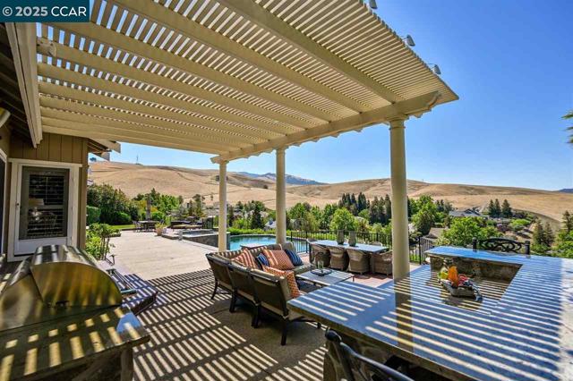 460 Silver Hollow Drive, Walnut Creek CA: https://media.crmls.org/mediaz/4471f59e-ec1d-4607-ac37-4cde070abb5d.jpg