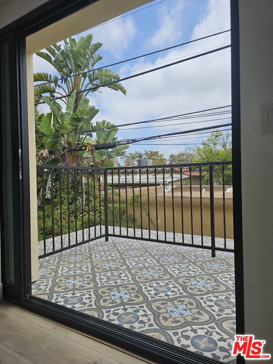 5247 1/2 W 9th Street, Los Angeles CA: https://media.crmls.org/mediaz/4473c27e-2e25-4ad8-b288-46dbbc67ac8e.jpg