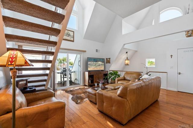 374 Orange Avenue, Coronado CA: https://media.crmls.org/mediaz/4473e65b-cdcb-442d-b4bf-919a53f414ad.jpg