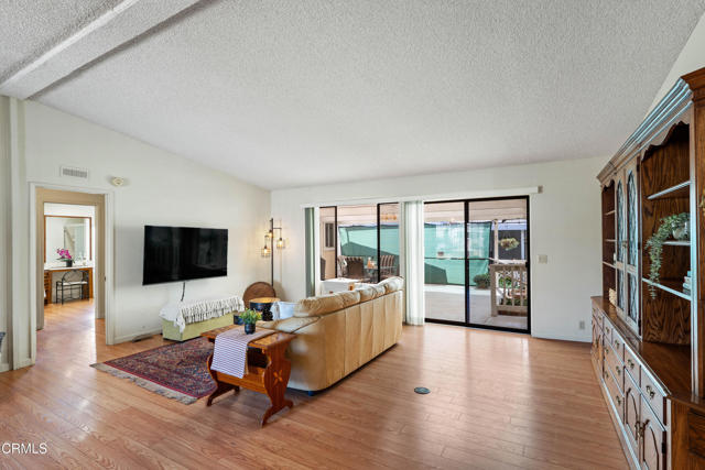 Detail Gallery Image 5 of 44 For 103 Poinsettia Gardens Dr, Ventura,  CA 93004 - 2 Beds | 2 Baths