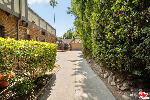 443 S June Street, Los Angeles CA: https://media.crmls.org/mediaz/447524b3-db48-42fc-a849-6dc080819282.jpg