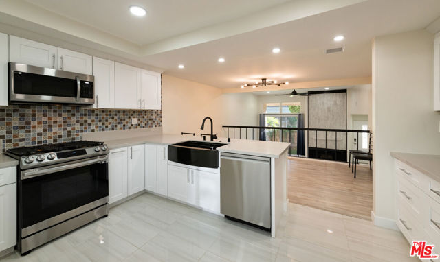 13206 Admiral Avenue, Marina del Rey CA: https://media.crmls.org/mediaz/4475d892-b1b9-4c97-94b9-770745a36e3b.jpg
