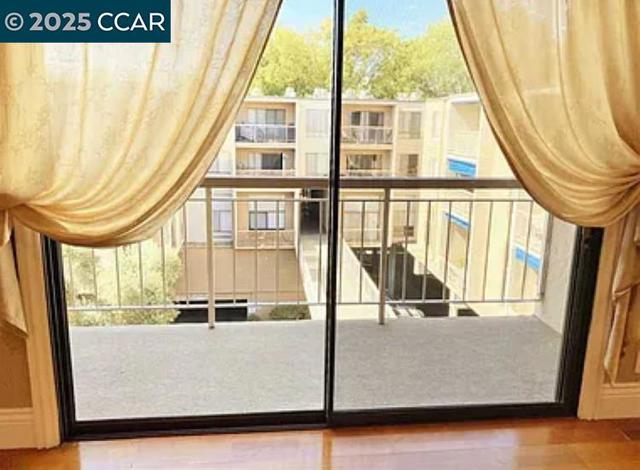 310 N Civic Drive, Walnut Creek CA: https://media.crmls.org/mediaz/44764a3e-6f37-44c9-93e6-99b0dd886b0b.jpg