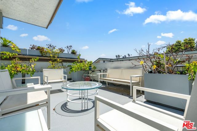 1730 California Avenue, Santa Monica CA: https://media.crmls.org/mediaz/44772afa-e344-4553-b6b4-fa24416e7195.jpg
