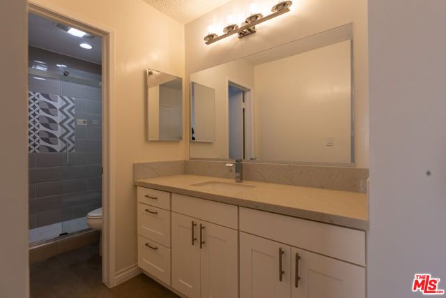 1033 6TH Street, Santa Monica CA: https://media.crmls.org/mediaz/44774358-0cac-4a45-9f68-905240d42a60.jpg