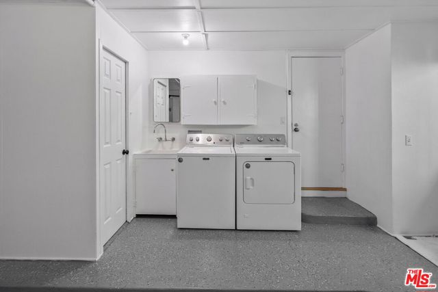 440 24th Street, Santa Monica CA: https://media.crmls.org/mediaz/447895b1-58fd-40bd-af4b-195c5ceff2fc.jpg