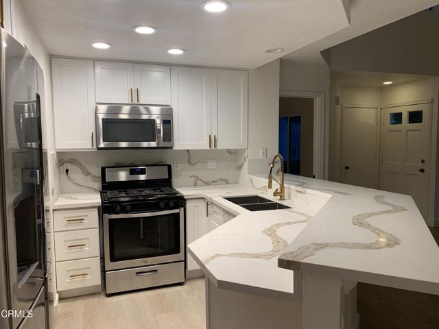 Detail Gallery Image 4 of 12 For 639 N Springbrook #48,  Irvine,  CA 92614 - 2 Beds | 2 Baths