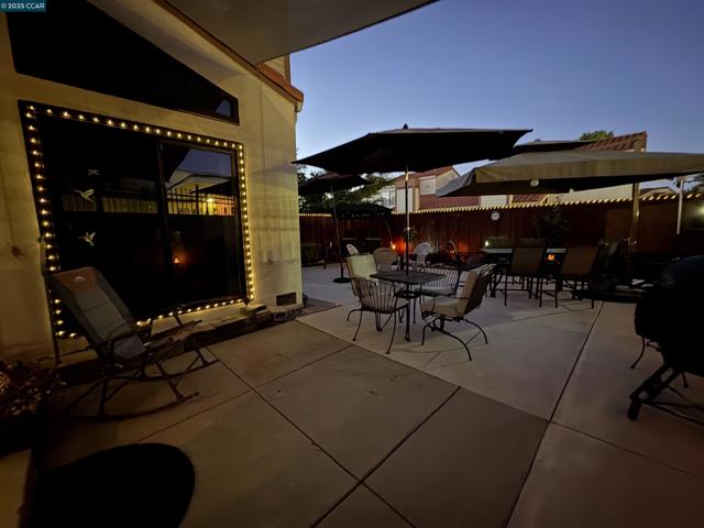 9 Aquamarine Ct, Hercules CA: https://media.crmls.org/mediaz/447aa825-cf7c-4a77-bef2-fa66855360d6.jpg