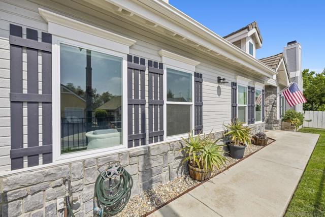 1198 Gazania Ct, San Marcos CA: https://media.crmls.org/mediaz/447aac6f-85a9-4cf6-9a99-569ff894feaa.jpg