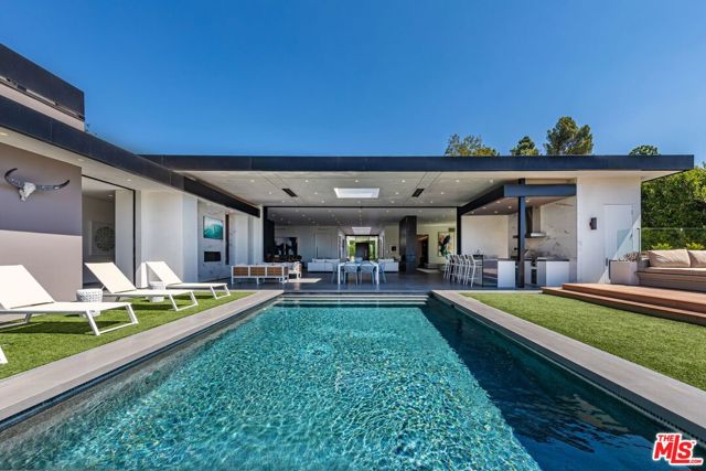2002 LOMA VISTA Drive, Beverly Hills CA: https://media.crmls.org/mediaz/447bc33d-9bf0-4b41-93fe-9ad7675c37dc.jpg