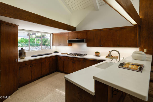 5445 La Crescenta Avenue, La Crescenta CA: https://media.crmls.org/mediaz/447c786f-ab4e-494d-85b9-ca8539fc2b0c.jpg