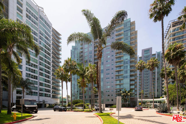 13700 MARINA POINTE Drive, Marina del Rey CA: https://media.crmls.org/mediaz/447d45e4-f360-456a-8e81-486c2c257f65.jpg