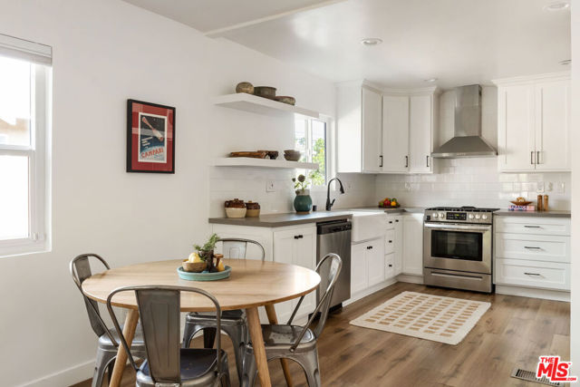 3330 Minto Court, Los Angeles CA: https://media.crmls.org/mediaz/447e12aa-f4c2-44ec-8a8e-f8a5af1ecbc2.jpg