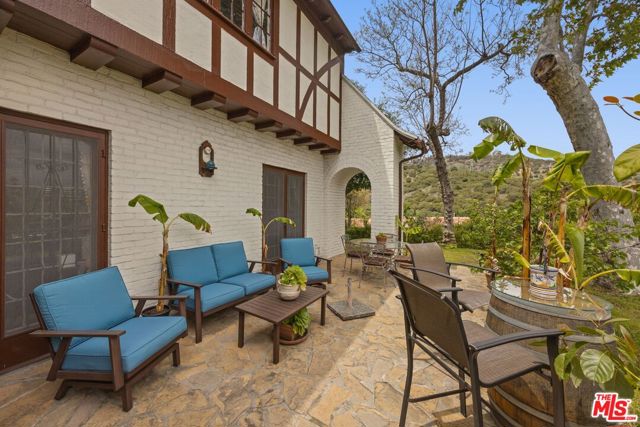 3806 Carnavon Way, Los Angeles CA: https://media.crmls.org/mediaz/447f3463-7d8d-449e-ab5c-91b8266ac888.jpg