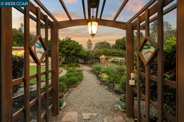 23 Lost Valley Dr, Orinda CA: https://media.crmls.org/mediaz/447ffaca-ea09-48a7-9bb5-80ae300d95fa.jpg