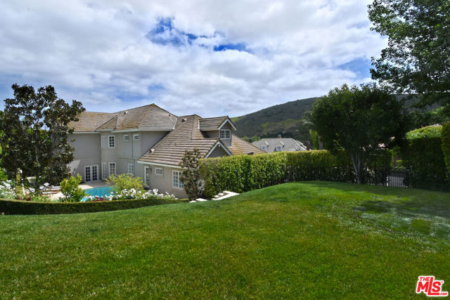 5449 S Rim Street, Thousand Oaks CA: https://media.crmls.org/mediaz/44804923-e3bc-483d-89fe-1379889d43b4.jpg