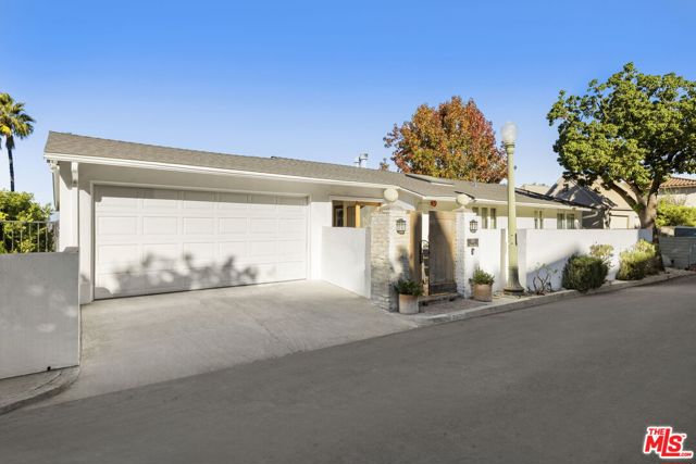 3411 Tareco Drive, Los Angeles CA: https://media.crmls.org/mediaz/44804d0e-eabe-416a-a577-36e05c005f16.jpg