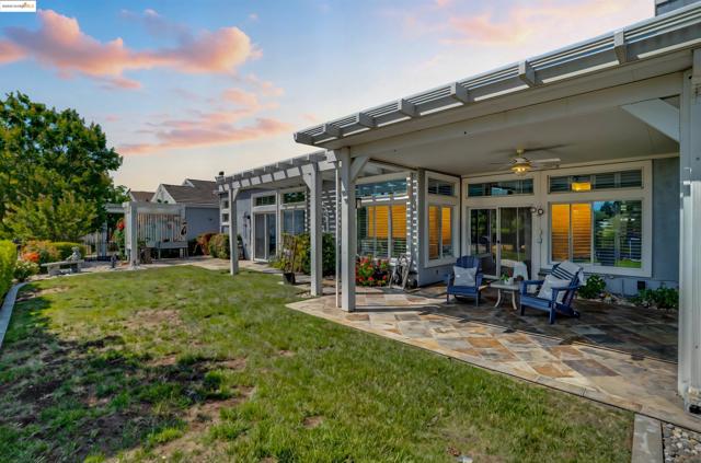 540 Central Park Pl, Brentwood CA: https://media.crmls.org/mediaz/4480d106-589d-4b18-8539-7db56737809d.jpg