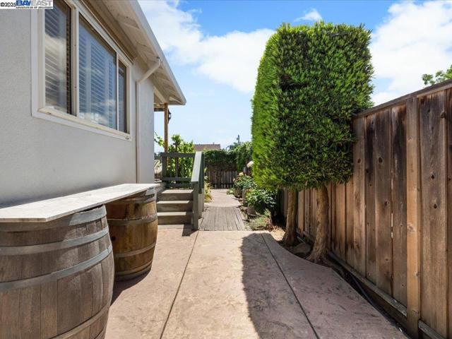 4311 Circle Ave, Castro Valley CA: https://media.crmls.org/mediaz/44813200-3d7f-4767-be26-a108c1c9b53c.jpg