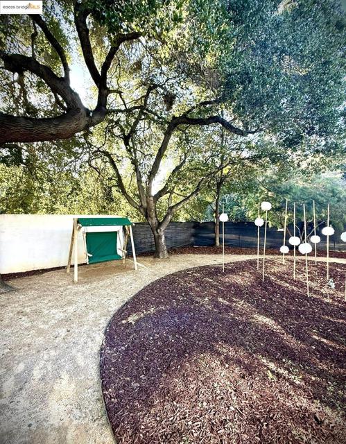 4000 Manzana Lane, Palo Alto CA: https://media.crmls.org/mediaz/44815889-ef19-4222-ad50-eebde06a021a.jpg