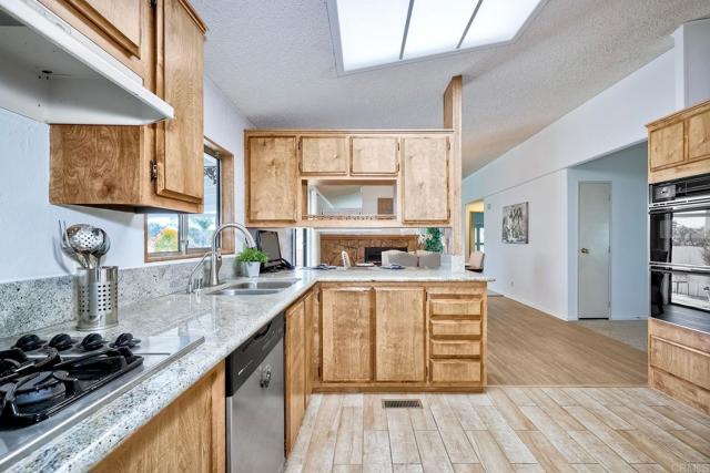 Detail Gallery Image 14 of 44 For 1146 via Santa Paulo, Vista,  CA 92081 - 3 Beds | 2 Baths